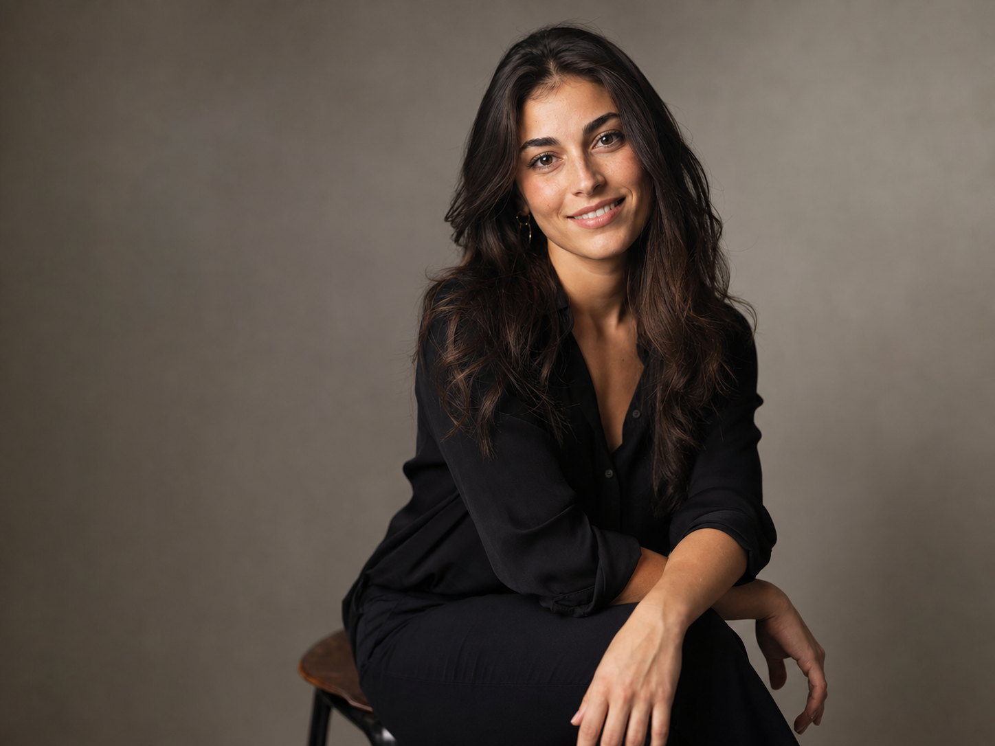Ritratto in studio con luce morbida, esempio di servizio fotografico ritratti firmato Nitidezza